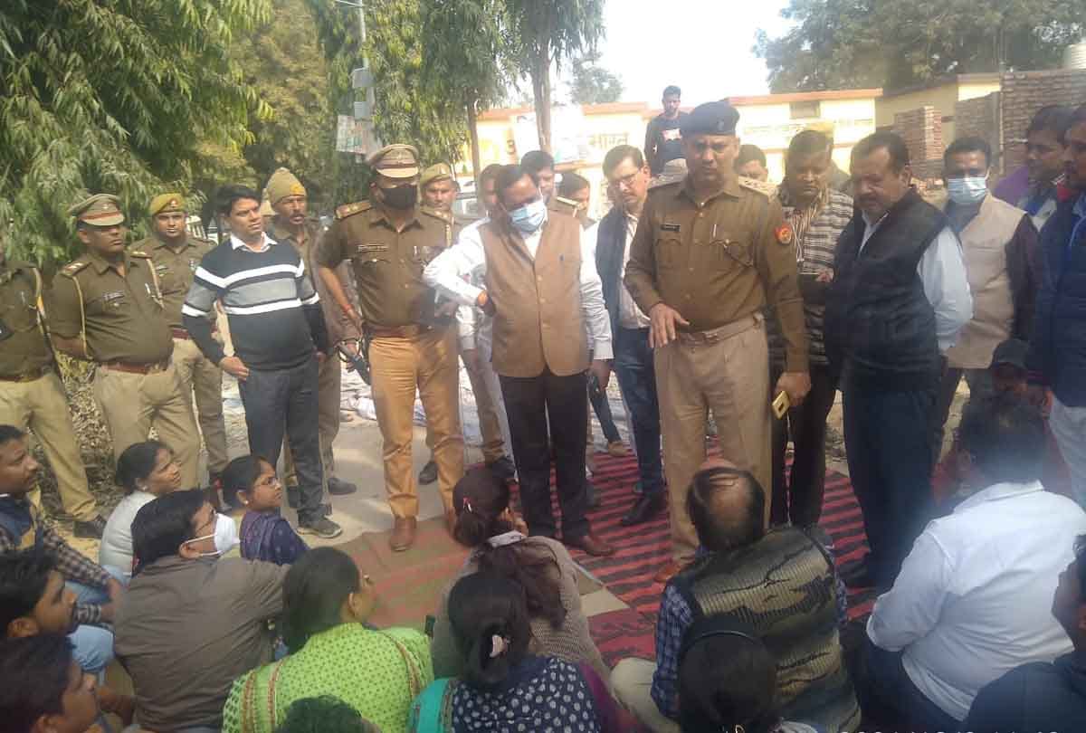 Kannauj: principal assistant, fed up with harassment of project officer, hang himself