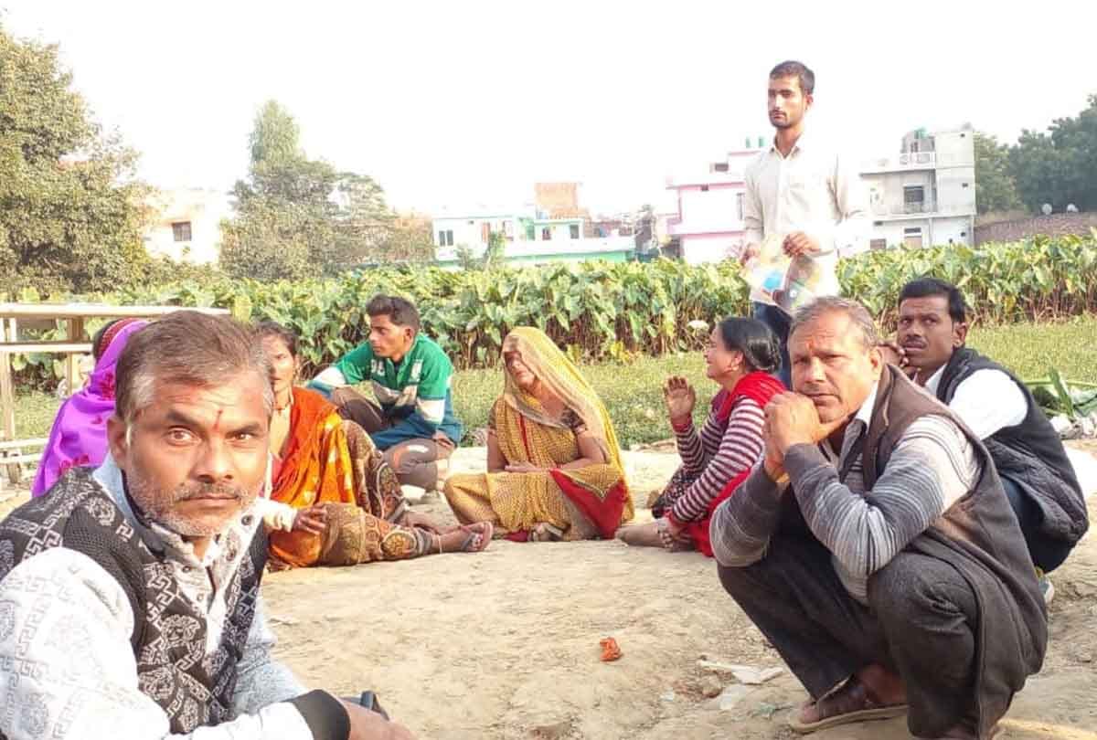 UP: Horrific road accident in Hardoi, father son killed in bike collision, three injured including couple