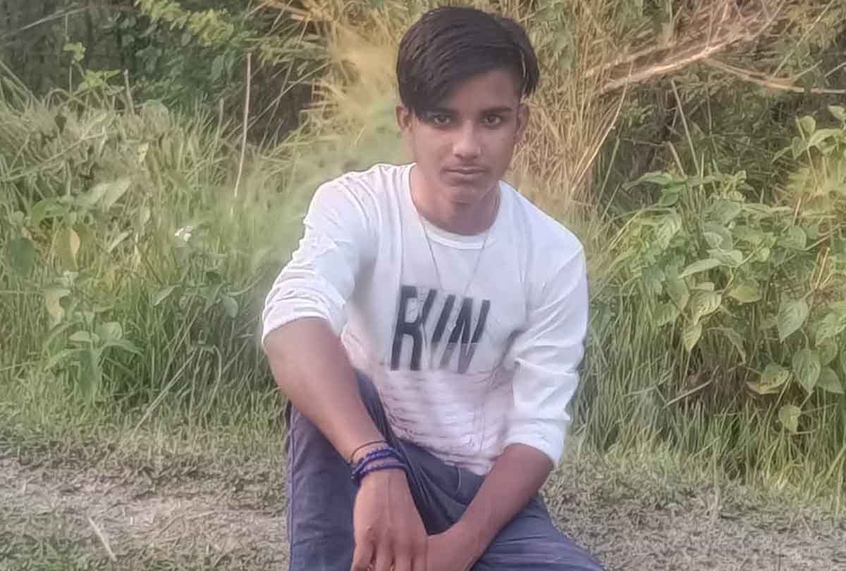 Hardoi: young man going with a headphone in his ears got hit by a train, died