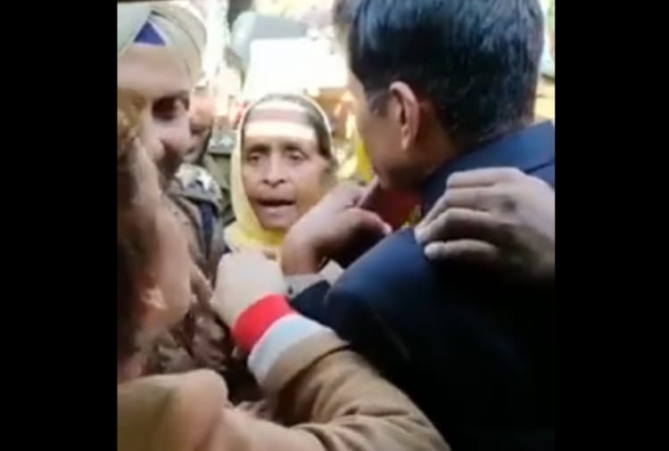 Kangana Ranaut Car Stopped by Farmers Near Kiratpur in Punjab, Actress Praise Punjab's Women