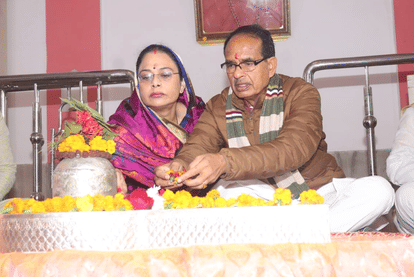 Shivraj in Haridwar: performed Ganga aarti, planted Rudraksh sapling, performed Rudrabhishek in Pardeshwar Mahadev temple