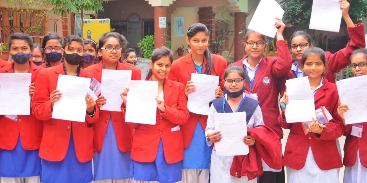 Smiling candidates in multiple choice exam