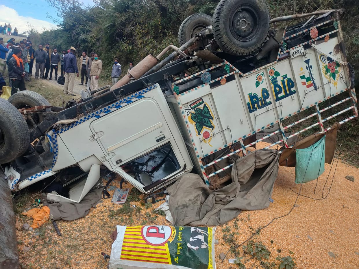 The jeep fell into the ditch; one killed, five injured