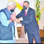 बीएसएफ मुख्यालय में एलजी का सम्मान करते अधिकारी।