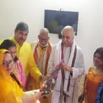 Prayagraj News : नैनी में प्रवीण भाई तोगड़िया का स्वागत करते लोग।