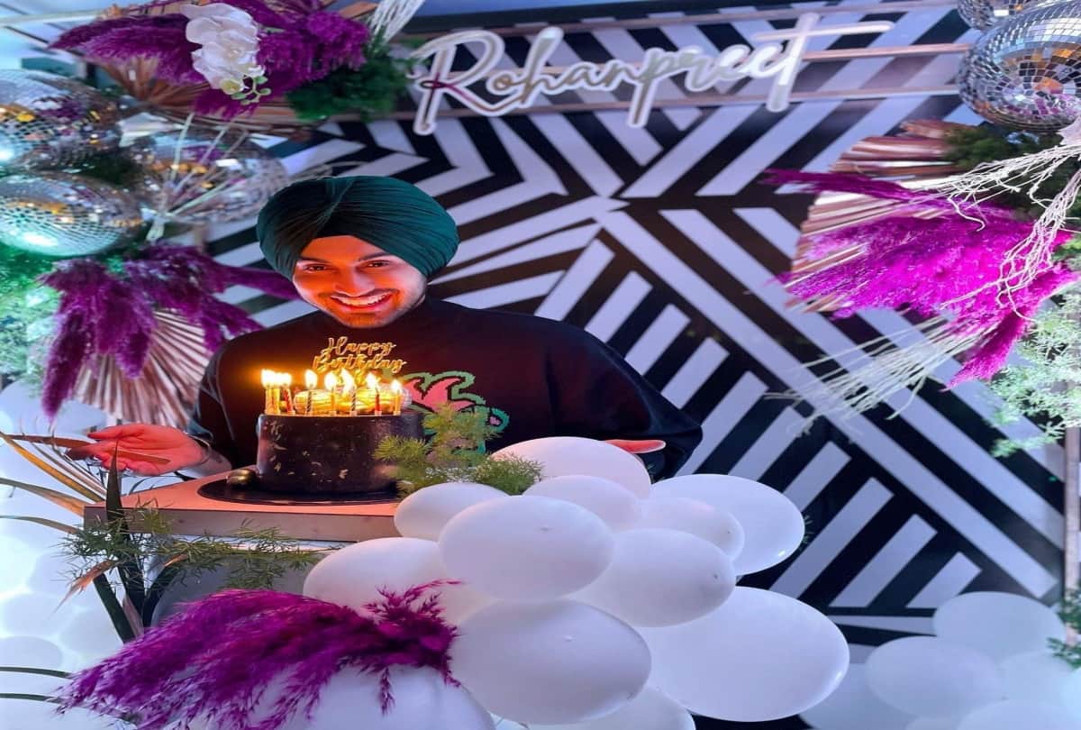 Neha congratulated her husband Rohanpreet on his birthday and  was seen cutting the cake at 12 o'clock