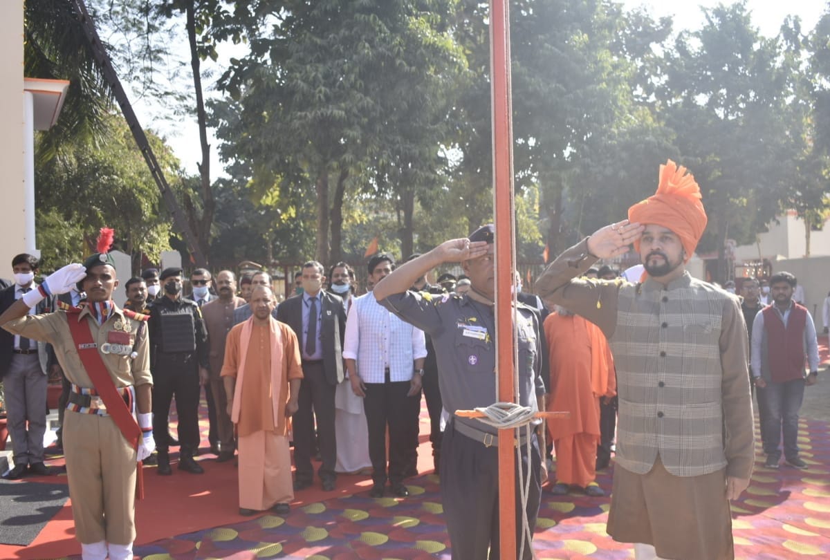 Broadcasting Minister Anurag Thakur gave mantra of success to students in Gorakhpur