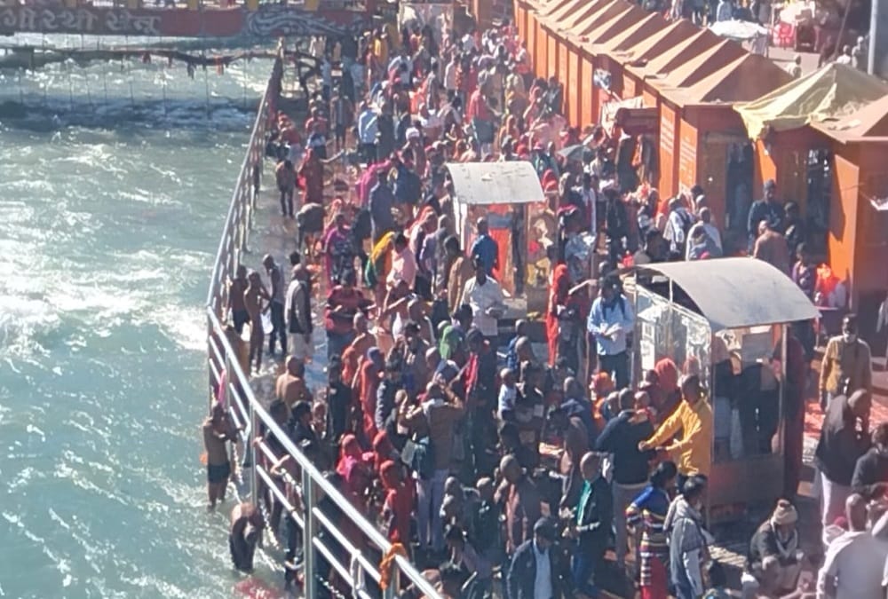Shani Amavasya and Surya Grahan 2021: Devotees Huge Crowd in Haridwar for Ganga Snan photos