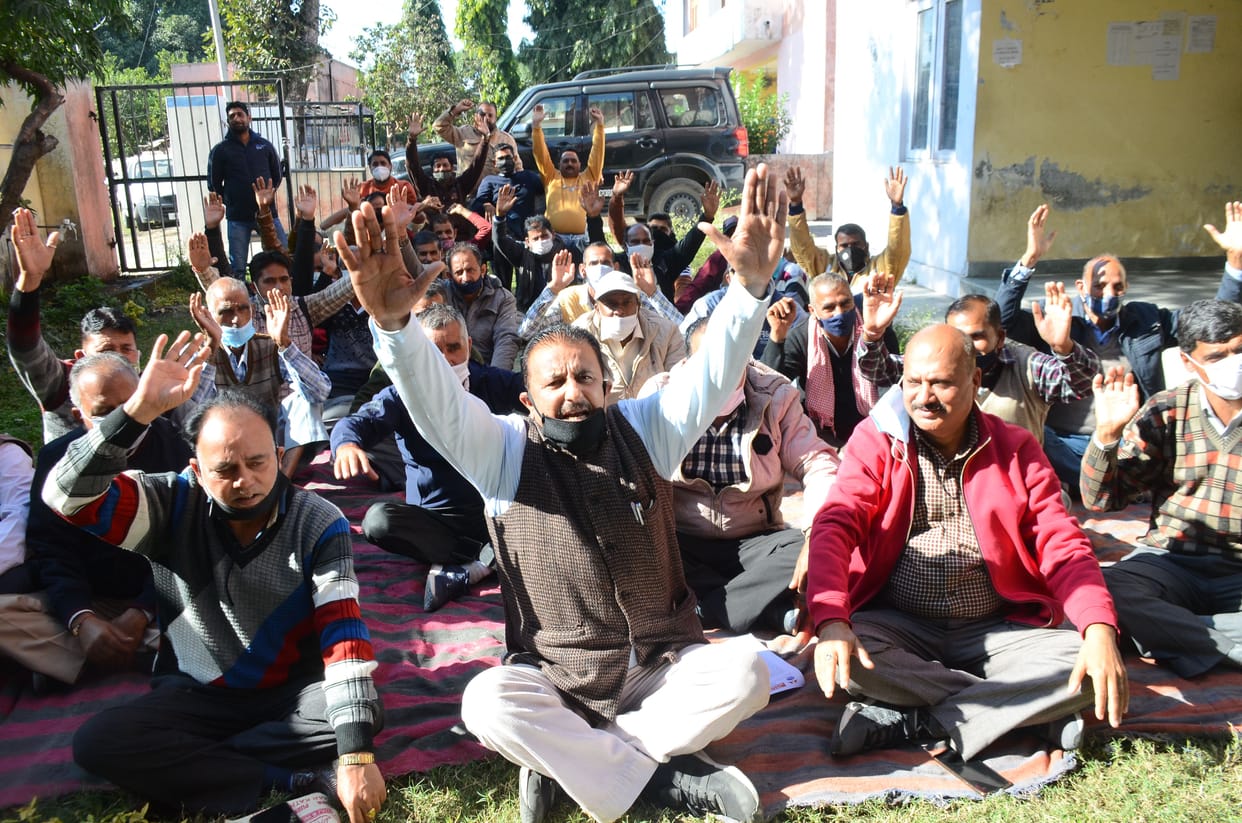 Government should solve pending cases of employees