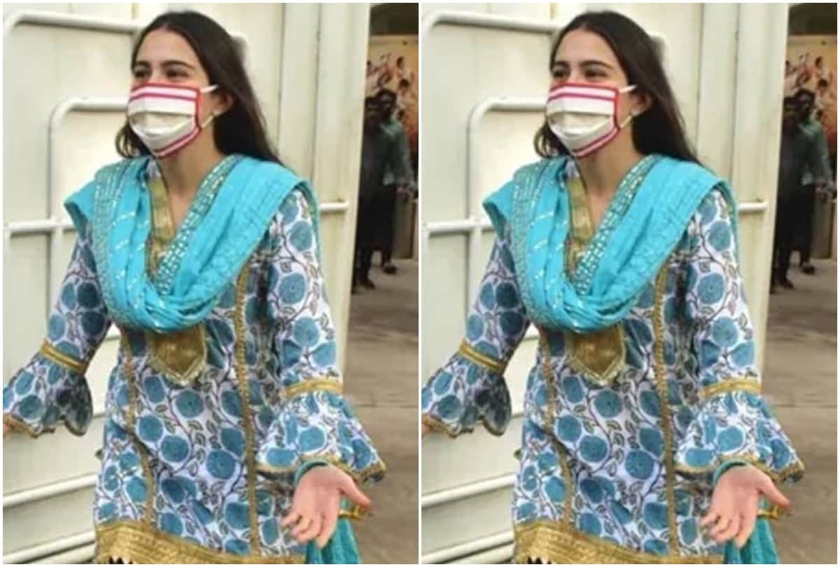 Sara Ali Khan Gets Upset With Paps As They Click While She Lost Her Phone Mera Phone Kho Gaya Aapko Photo Ki Padi Hai