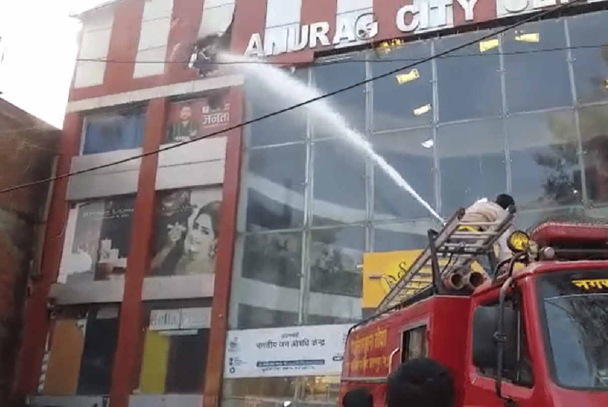 Chhatarpur: Fire in Anurag City Center, water of fire brigade hit the hives, 4 injured due to bee bites