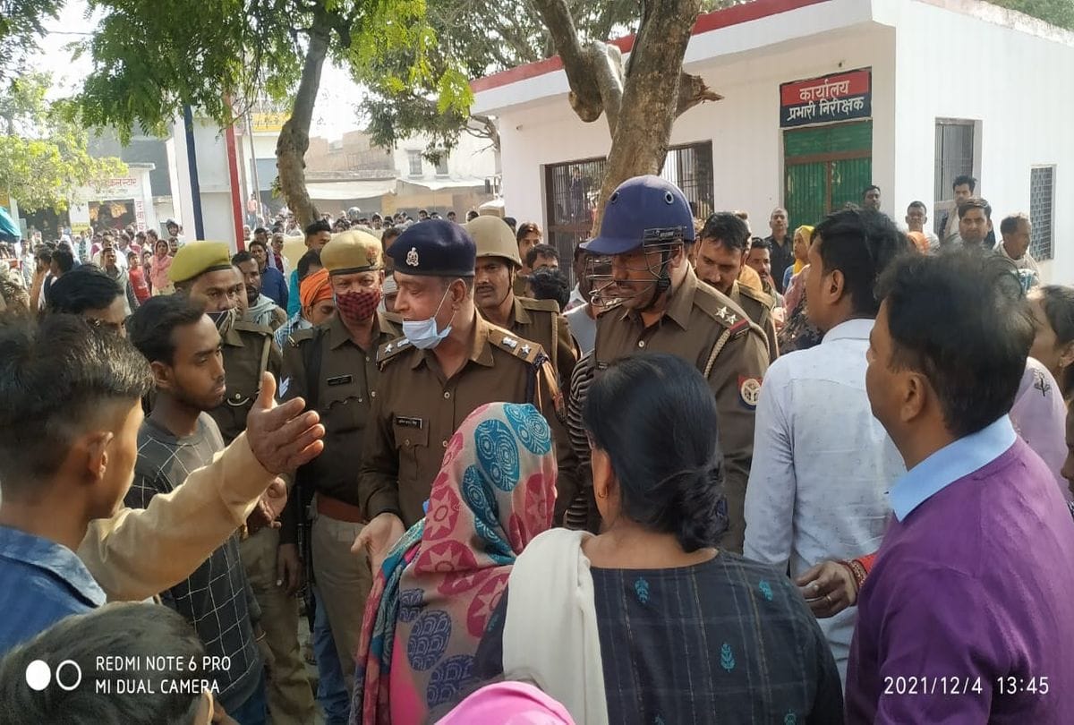 Young Man Shot Dead In Kasganj Villagers Protest At Police Station Crime News