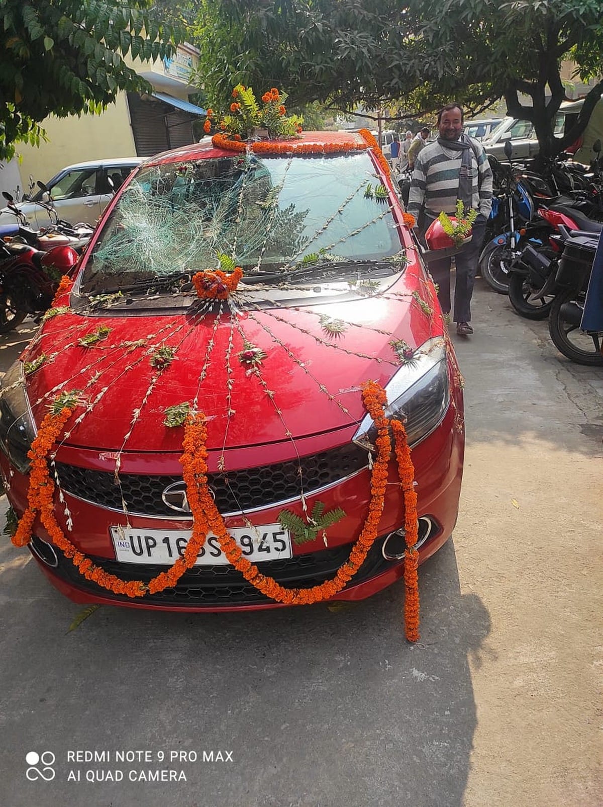 Attack on barat looted jewelery 72 thousand cash from bride and groom vandalized car in azamgarh UP