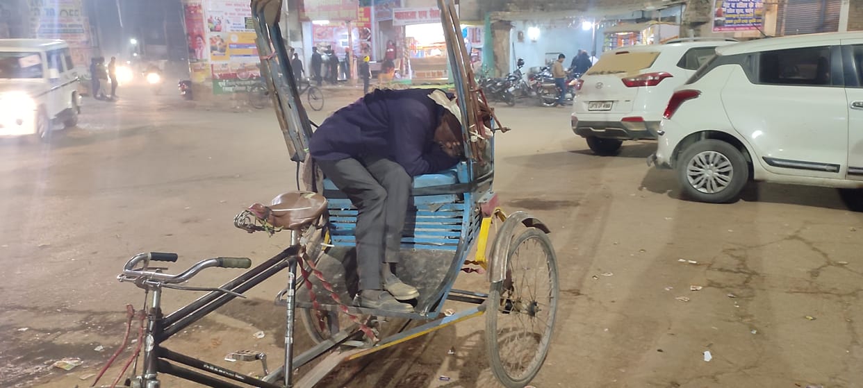 Amar Ujala's investigation: Passengers have to spend the night under the flyover in winter