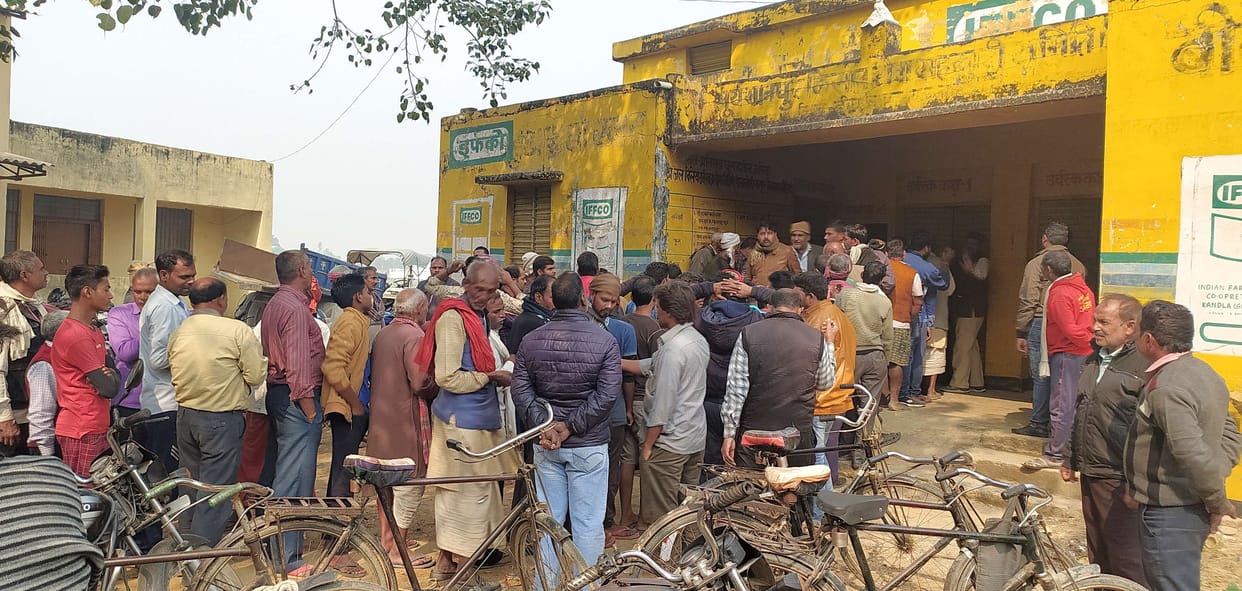 Farmers angry due to delay in getting fertilizer, created a ruckus