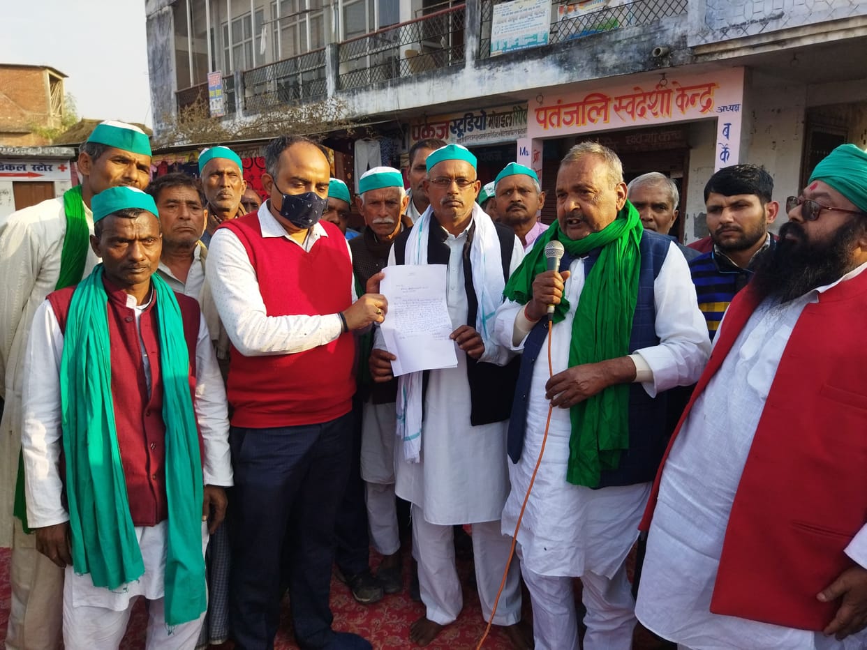 fathepur news,Raised the demand to break the barrier built in Khajuha Rajbaha
