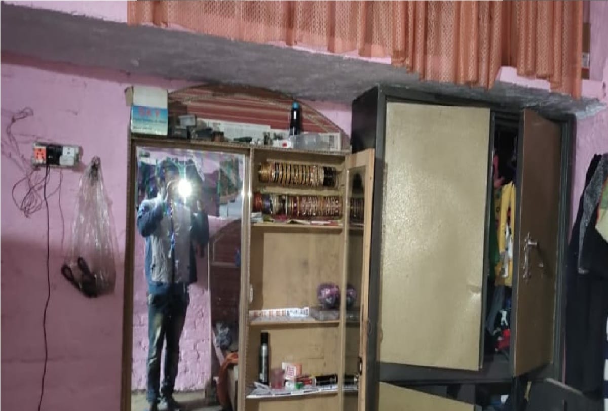robbery worth lakhs of rupees by taking family hostage In Bareilly
