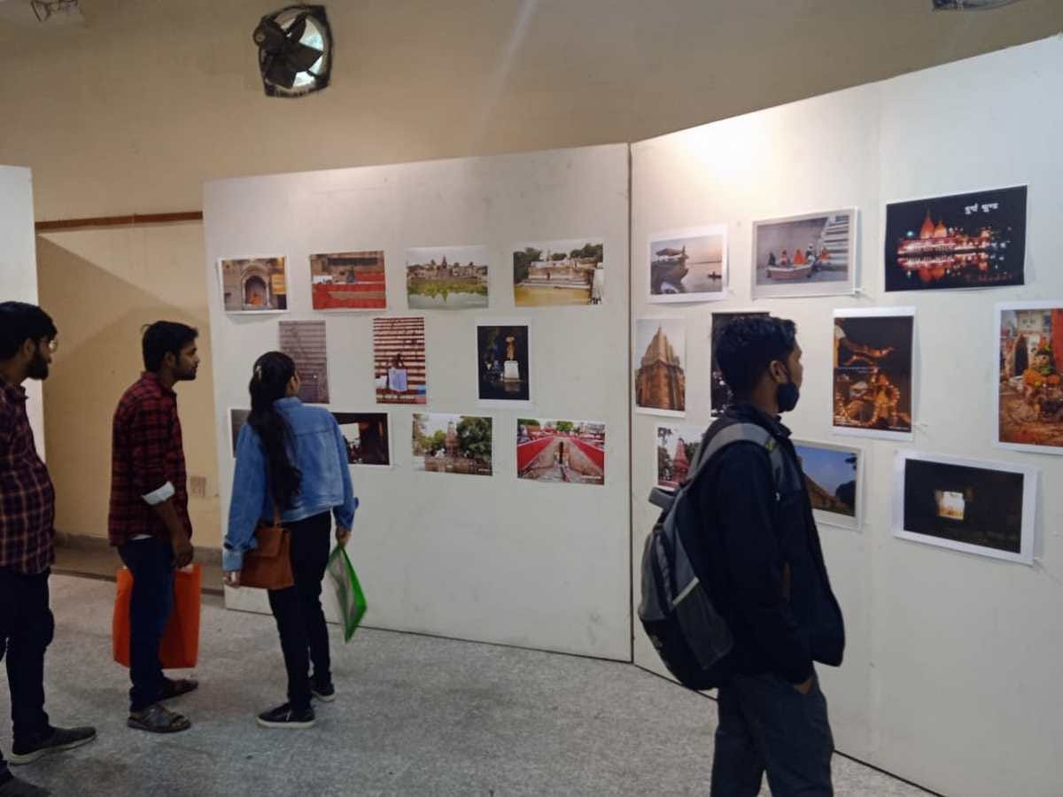 BHU Photo exhibition: people coming to see exhibition on second day organized by amar ujala in varanasi