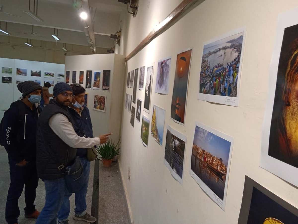 BHU Photo exhibition: people coming to see exhibition on second day organized by amar ujala in varanasi