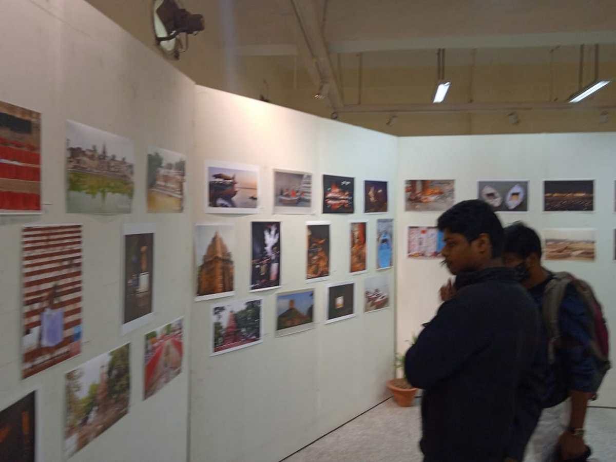 BHU Photo exhibition: people coming to see exhibition on second day organized by amar ujala in varanasi