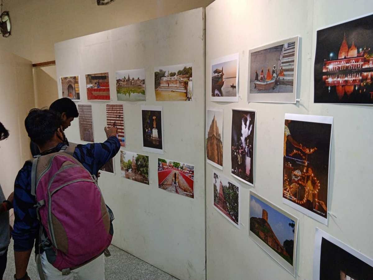 BHU Photo exhibition: people coming to see exhibition on second day organized by amar ujala in varanasi