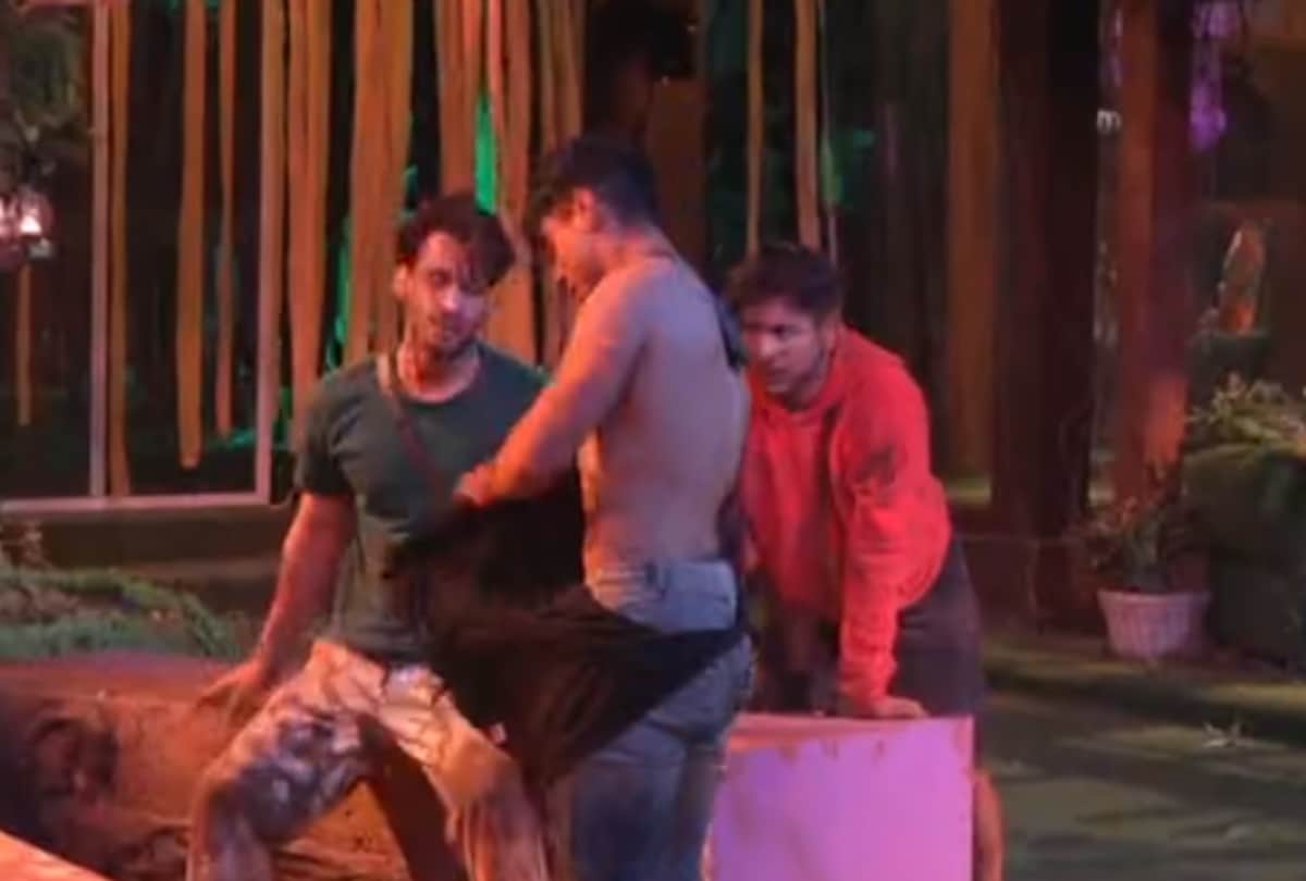Bigg Boss 15 umar riaz tore Prateek Sahajpal T shirt during a fight in the prize money task