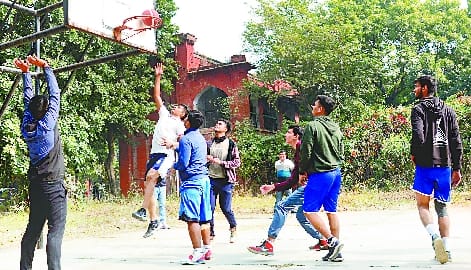 After years, the bad court was not repaired on trial in Bareilly College