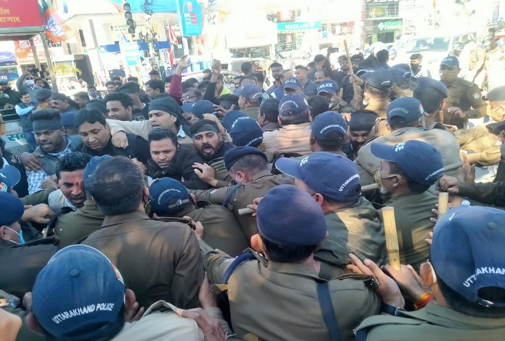 PM Narendra Modi Visit in Dehradun: Congress and Bjp workers Fight during Pm Modi Rally Photos