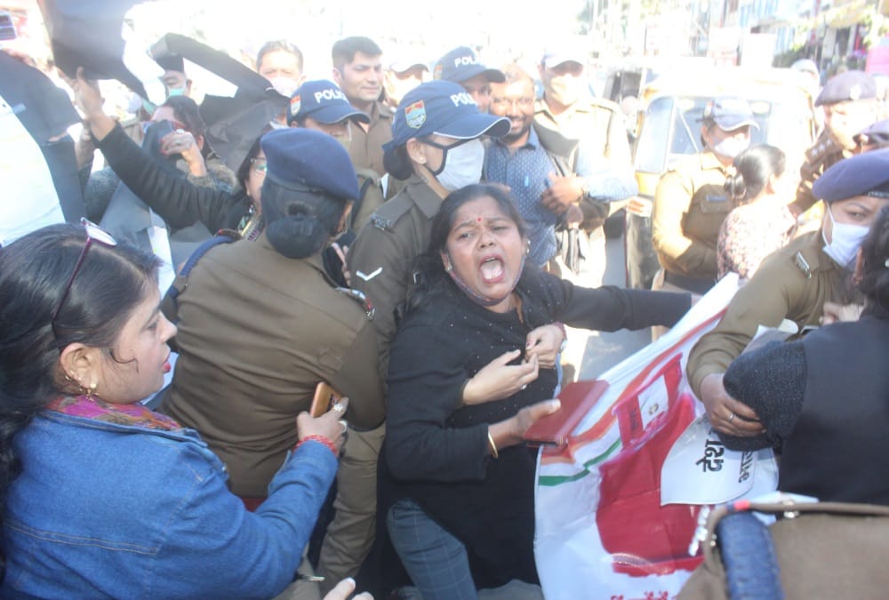 PM Narendra Modi Visit in Dehradun: Congress and Bjp workers Fight during Pm Modi Rally Photos