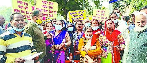 Demonstration in SSP office against Sahara India, accused of siphoning crores of rupees