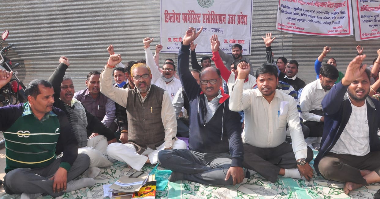 Pharmacists staged a sit-in, the lock kept hanging on the medicine counter