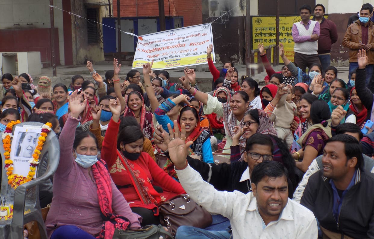 Hathras: Strike of health contract workers continued for the third day