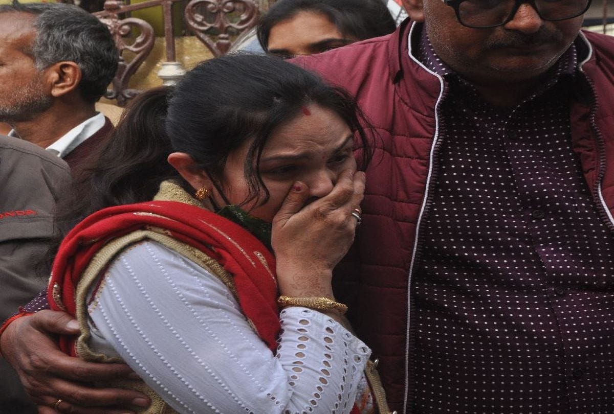 Yogesh Mishra Write Five Page Suicide Note In Mass Suicide In Agra