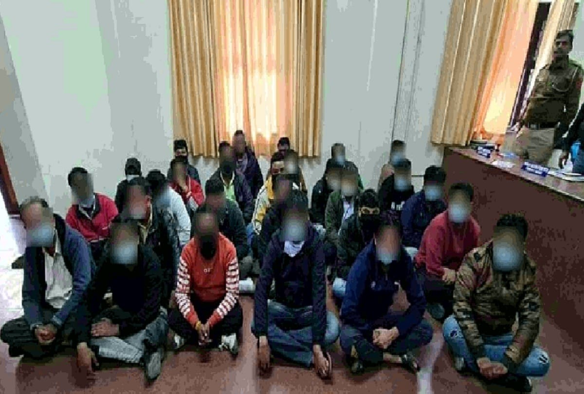The gambling den was running with help of walkie-talkie delhi police arrested 29 people