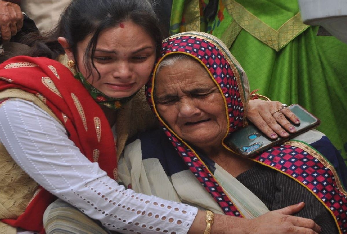 Husband Wife And Daughter Suicide Case Agra Police Investigation Mobile And Cctv Cameras