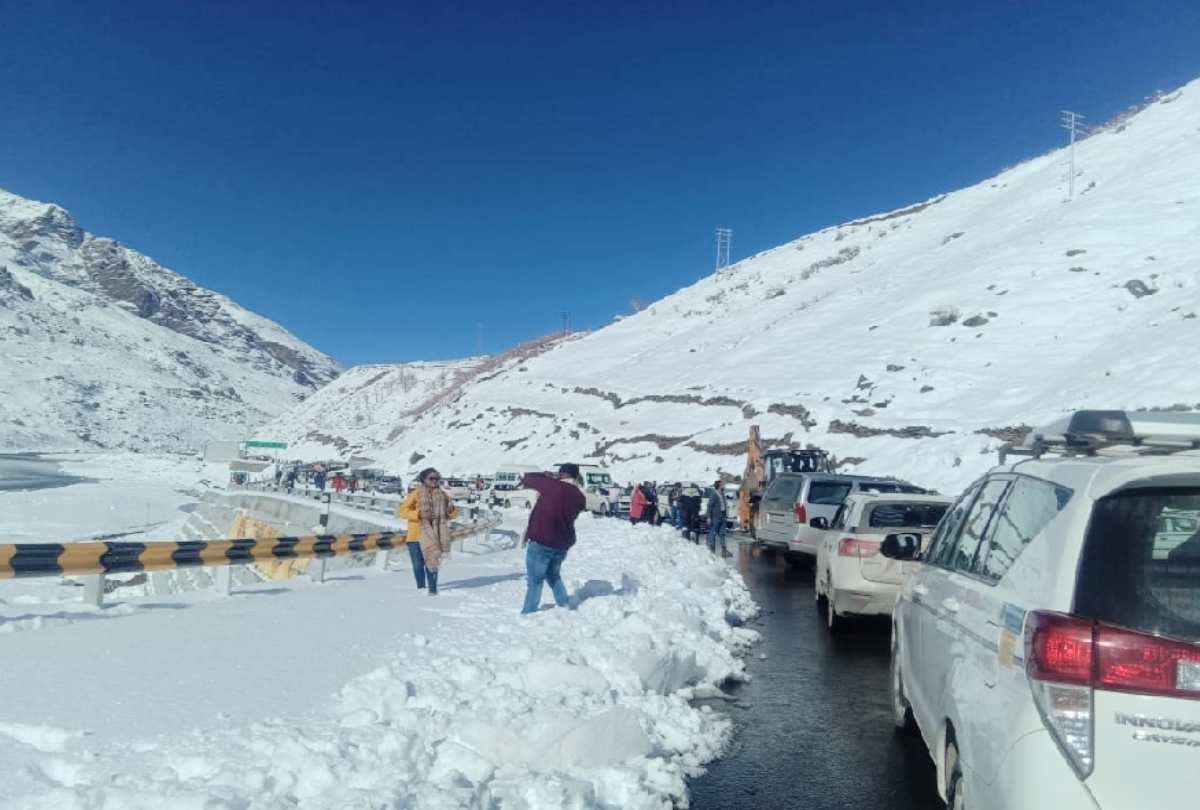Tourists flock to see the snow As soon as the weather opened in himachal, there was a jam in the Atal Tunnel, see photos