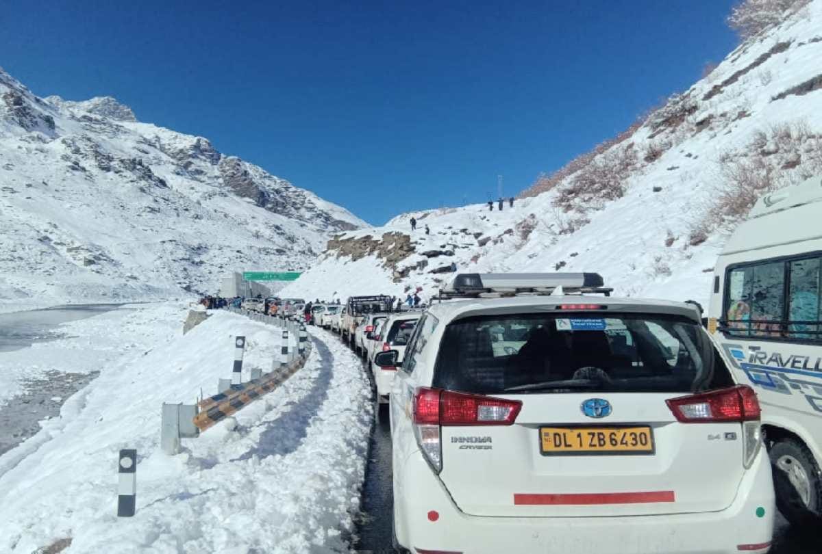 Tourists flock to see the snow As soon as the weather opened in himachal, there was a jam in the Atal Tunnel, see photos