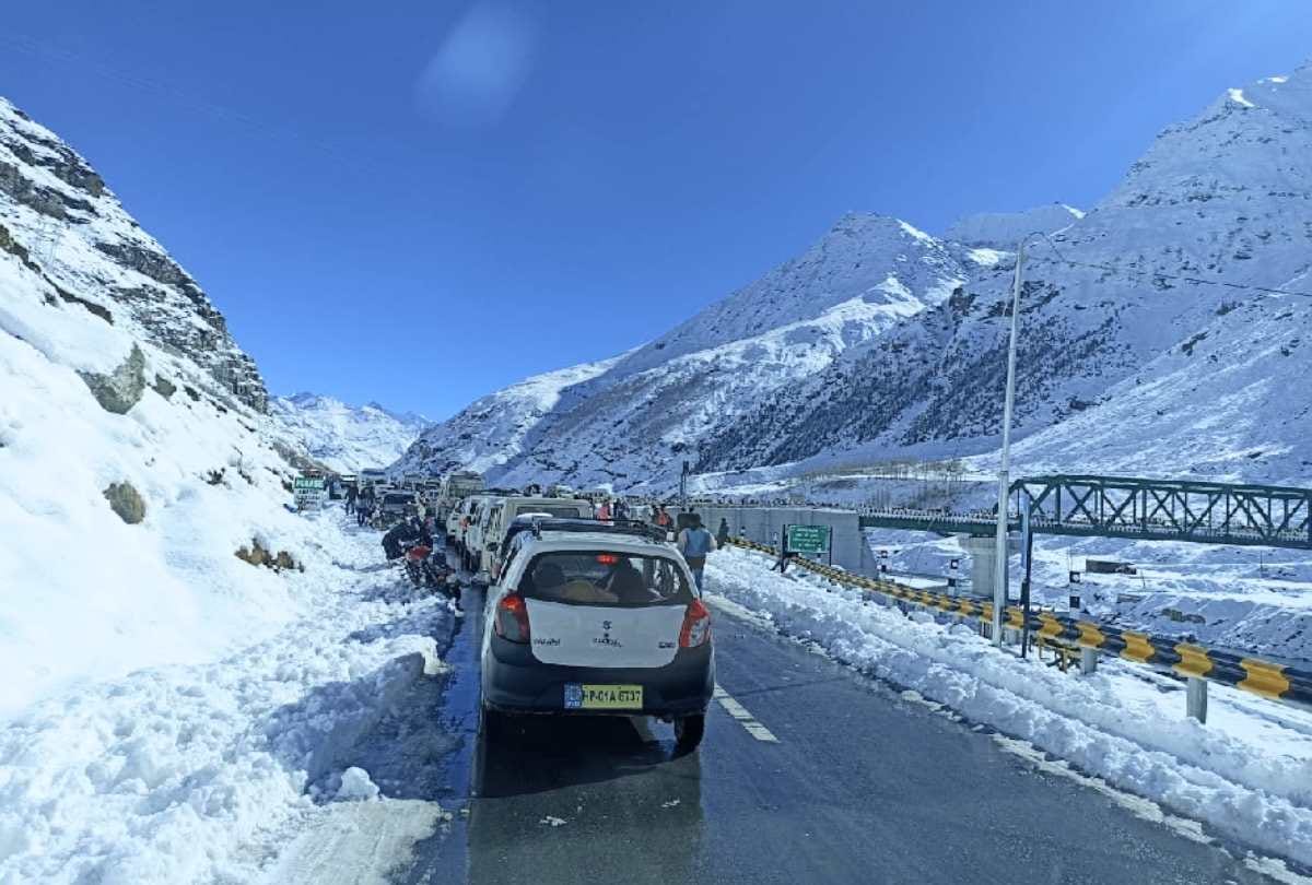 Tourists flock to see the snow As soon as the weather opened in himachal, there was a jam in the Atal Tunnel, see photos