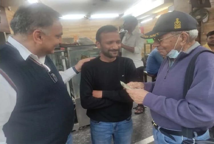 Retired Commodore of Navy arrived to repay the loan of Rs 28, 67 years old
