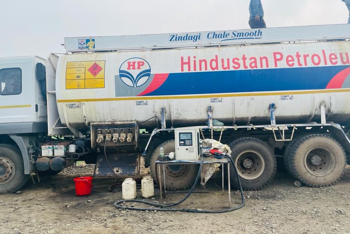 Dewas: 14500 liters of non-standard and adulterated diesel was filled in the tanker, the flow meter was being sold