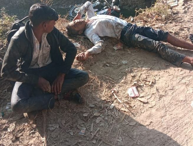 Two students fell from the culvert of Rajbha without railing, farmers rushed to the hospital