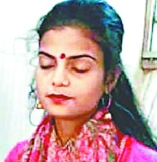 While talking on the phone, the student ate poison, died