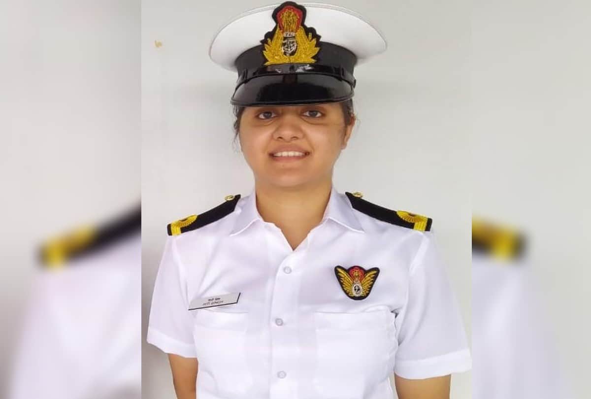 Indian Navy Day 2021 Women officers in Frontline Navy Warship Kumudini Tyagi Riti Singh Shivangi Singh