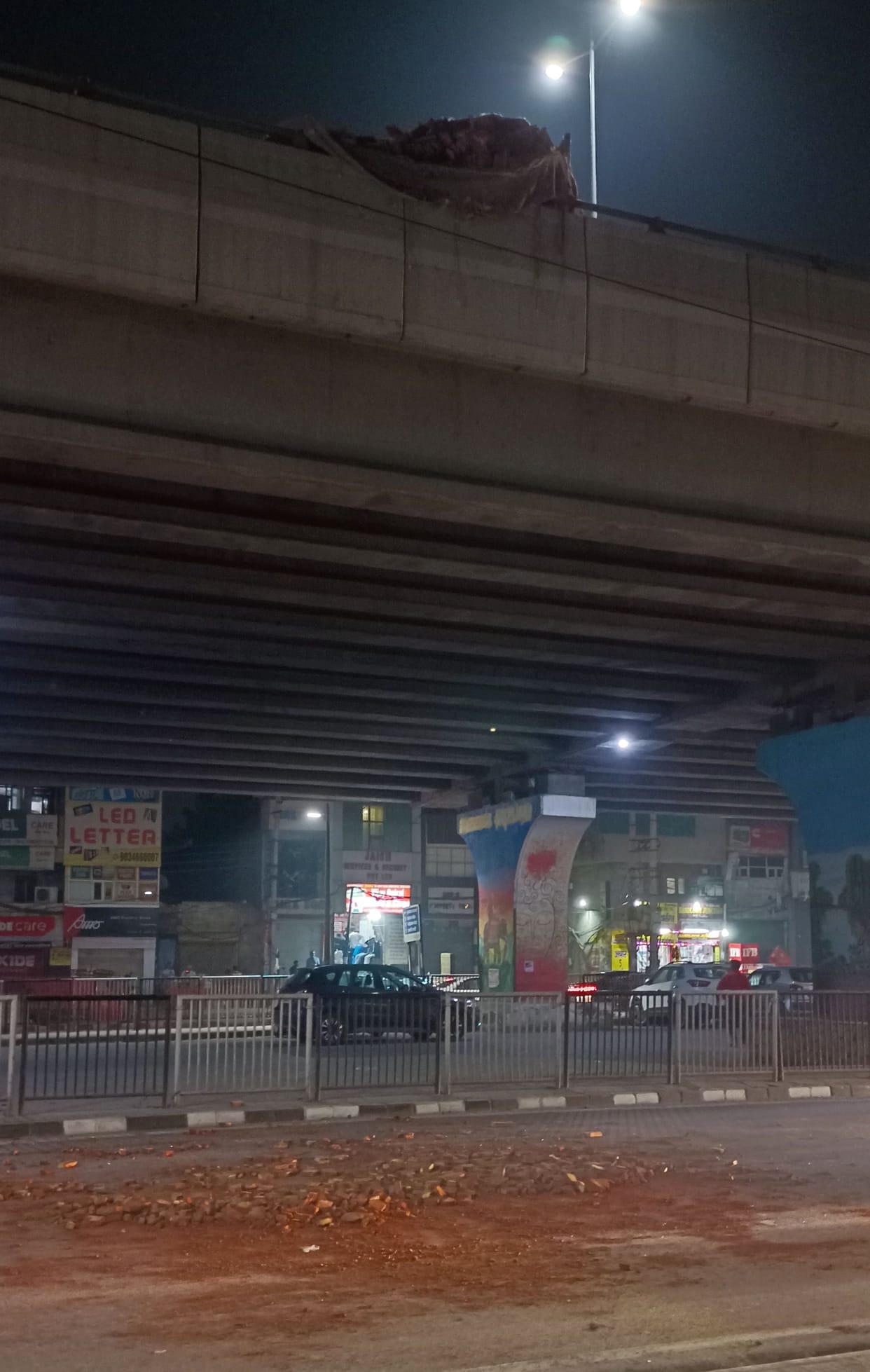 Trolley overturned, bricks fell from flyover, jammed for three hours