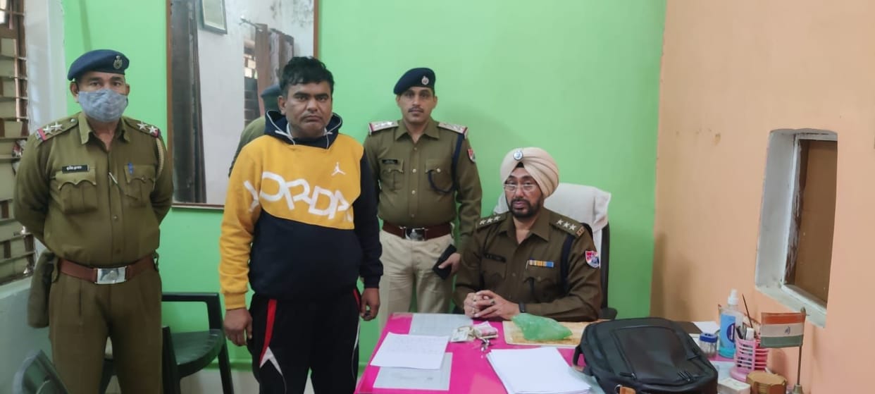 Accused caught stealing gold jewelery and cash