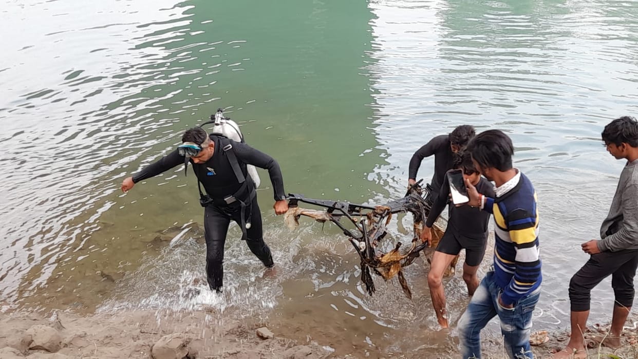 Divers were looking for coins in the canal, found three stolen motorcycles, Yamunanagar