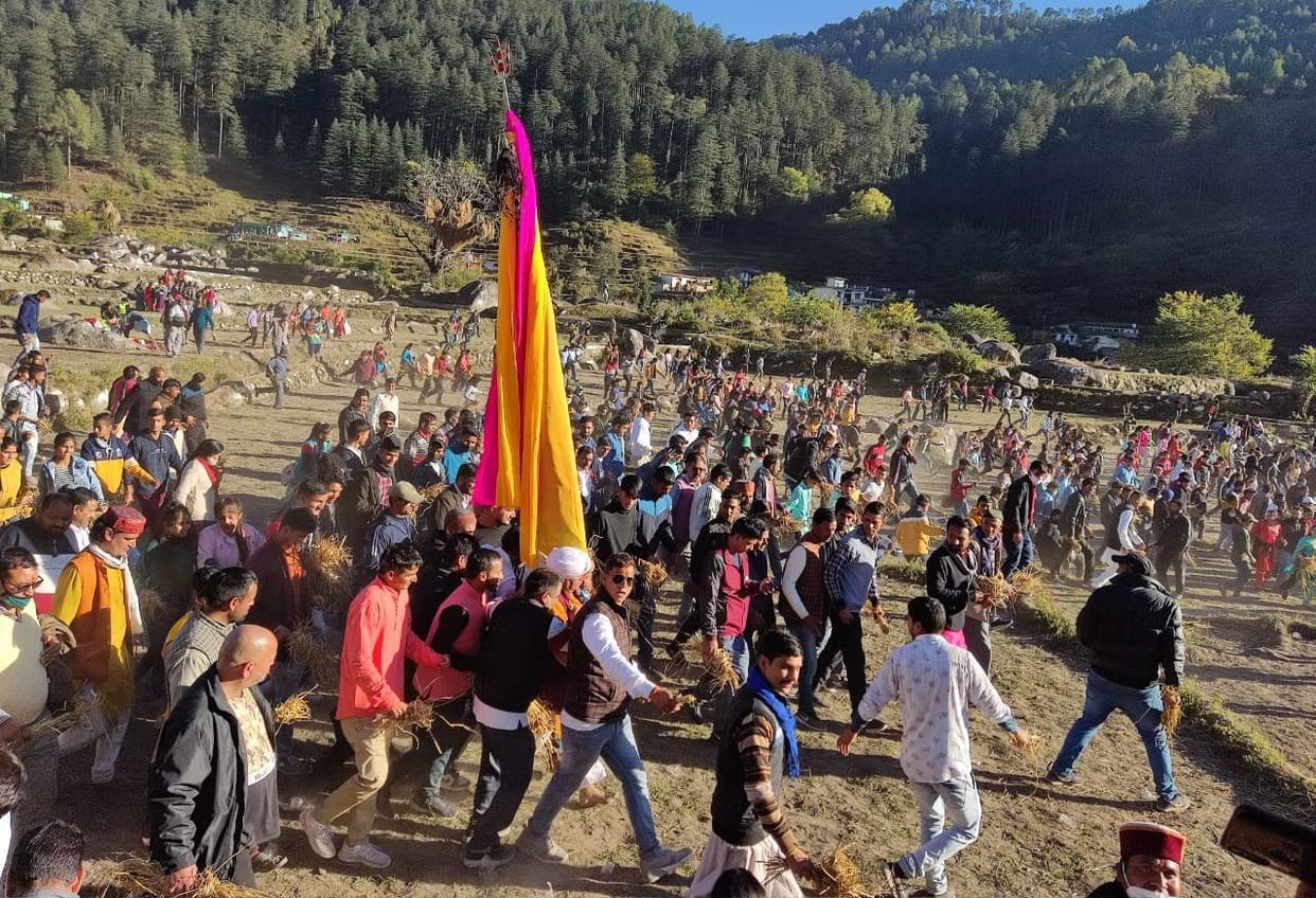 Devotees ran in Sera with the mark of Guru Kalapir