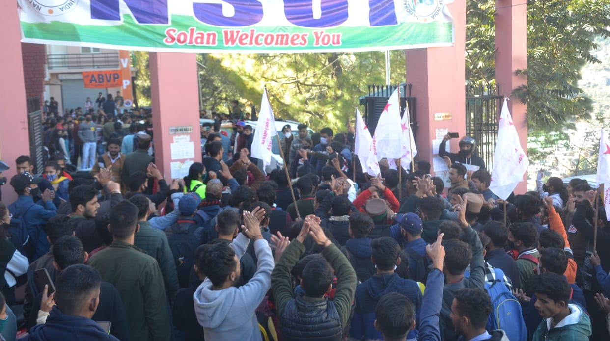 Two student organisations come across while shouting slogans in Solan college SFI ABVP