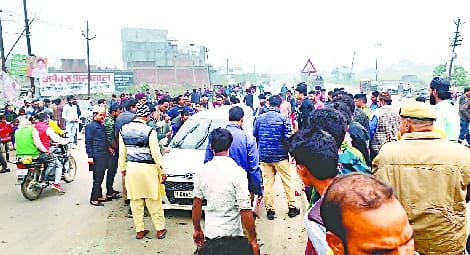 Uncontrollable dumper tramples car, two dead including agent