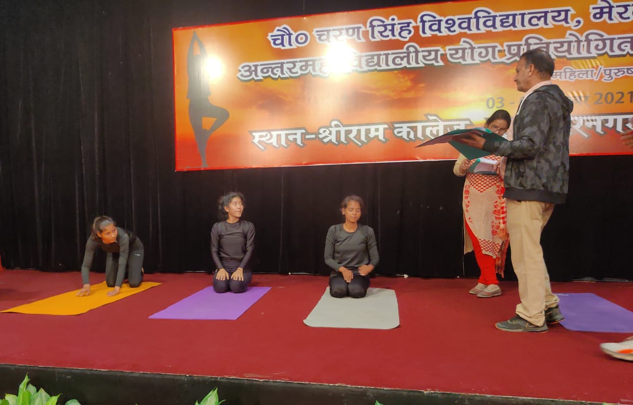 Players did yoga in the yoga competition of the university